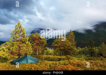 Berg im Nebel in das Tal Innerdalen Stockfoto