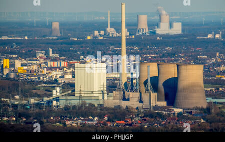 Anzeigen von Hamm mit der gersteinwerk Kohlekraftwerk auf der Vorderseite und ein Kraftwerk Westfalen hinten am Horizont mit einem extremen Telefon Stockfoto