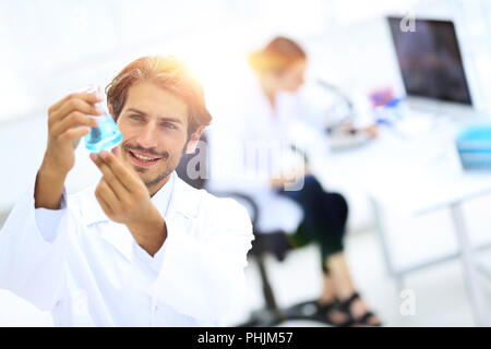 Wissenschaftlicher Mitarbeiter im Labor arbeiten Stockfoto
