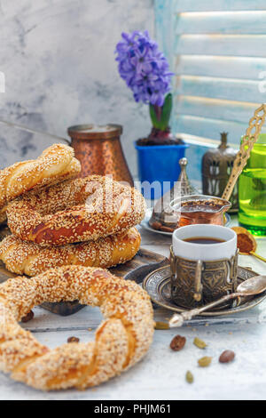 Türkische Bagels mit Sesam und Kaffee zum Frühstück. Stockfoto