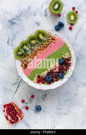 Smoothie Schüssel Spinat und Erdbeeren mit Beeren und Obst. Stockfoto