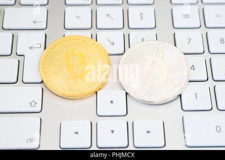 Goldene und Silberne bitcoins auf einer Tastatur Stockfoto