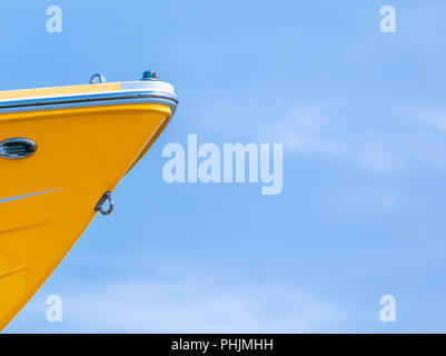 Detailbild des Bogens eines Motorbootes in einem blauen Himmel Stockfoto