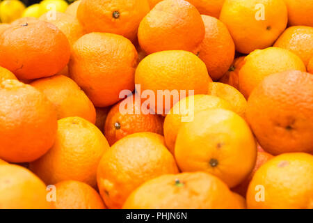 Stapel von frischen Orangen und Mandarinen Stockfoto
