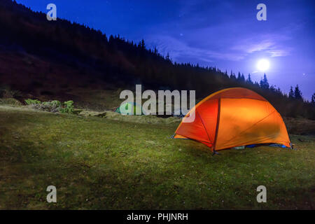 Zwei leuchtend Orange und grün camping Zelte Stockfoto