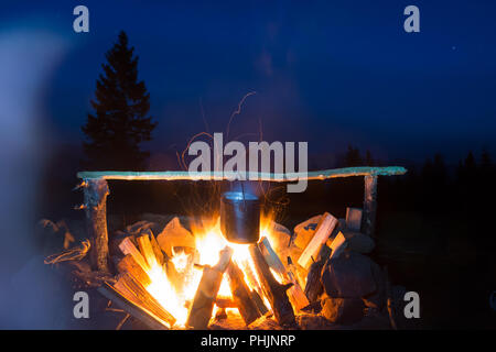 Kochen in den Topf in Brand Stockfoto