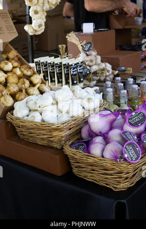 Allium Sativum. Körbe mit Knoblauch zu verkaufen. Stockfoto