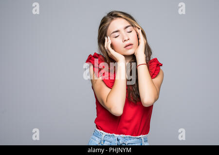 Portrait von wütend, traurig, schön, schöne, charmante, stilvolle Frau in T-Shirt in Kopfschmerzen, Stress, Ärger, Tempel Berühren mit den Fingern und Auge Stockfoto