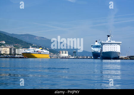 Yewllos und blau Fähre in einem grossen Hafen Stockfoto