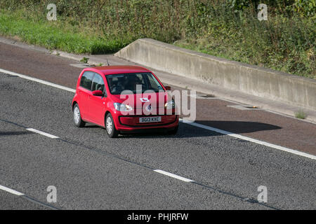 2013 Rote VW Volkswagen nach OBEN; mit L-Platten, Learner-Fahrer unter Anleitung auf der Autobahn M6, Lancaster, Stockfoto