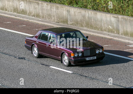 1997 90er Jahre britischer Bentley Turbo R LWB; Oldtimer, altes Luxusfahrzeug im Retro-Stil, Großbritannien Stockfoto