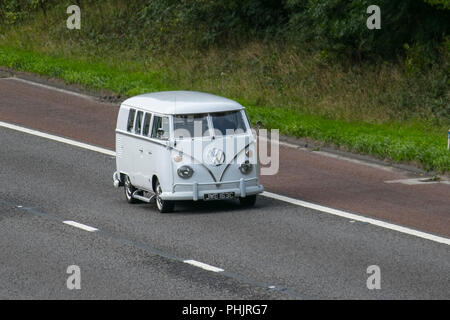 1965 60er Jahre weißer VW Volkswagen Split-Screen kombi-Van; Vintage VW, Oldtimer, altes Retro-Fahrzeug, Großbritannien Stockfoto