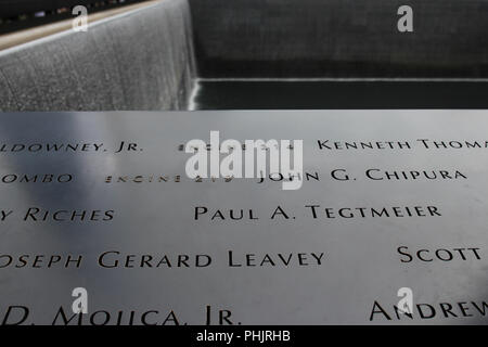 Beschriftung der Motor 214 und 219 an der Nationalen September 11 Memorial in Manhattan, New York, USA Stockfoto