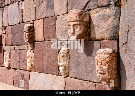 Nahaufnahme eines geschnitzten Stein tenonv Kopf in der Wand an der Tiwanaku UNESCO Weltkulturerbe in der Nähe von La Paz, Bolivien embedded Stockfoto