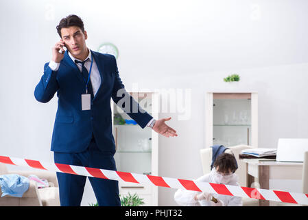 Forensik Ermittler am Tatort Büro Kriminalität Stockfoto