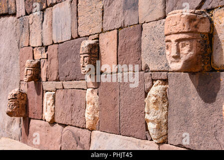 Nahaufnahme eines geschnitzten Stein tenonv Kopf in der Wand an der Tiwanaku UNESCO Weltkulturerbe in der Nähe von La Paz, Bolivien embedded Stockfoto