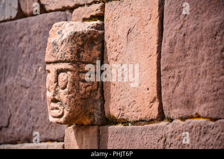 Nahaufnahme eines geschnitzten Stein tenonv Kopf in der Wand an der Tiwanaku UNESCO Weltkulturerbe in der Nähe von La Paz, Bolivien embedded Stockfoto