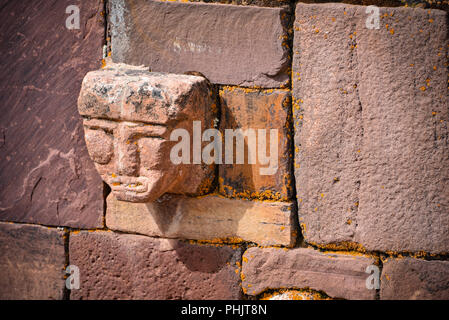 Nahaufnahme eines geschnitzten Stein tenonv Kopf in der Wand an der Tiwanaku UNESCO Weltkulturerbe in der Nähe von La Paz, Bolivien embedded Stockfoto