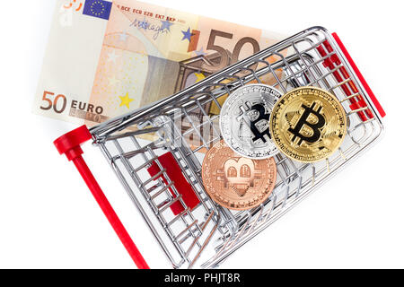 Bild von Bitcoins im Warenkorb auf Euro bill Stockfoto