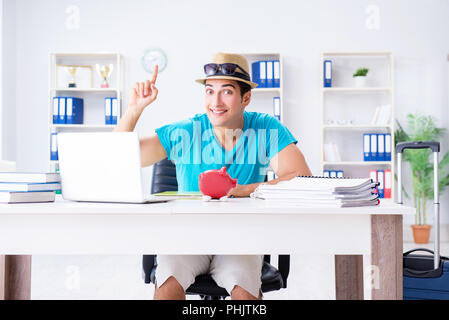 Geschäftsmann vorbereiten für Ferienhäuser im Büro Stockfoto