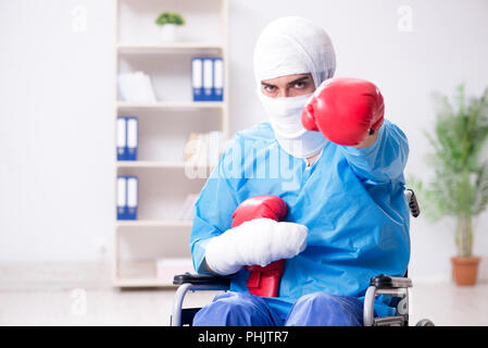 Verletzte boxer Wiederherstellung im Krankenhaus Stockfoto