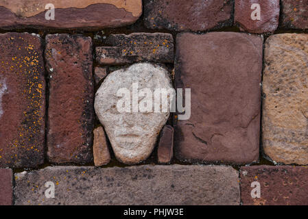 Nahaufnahme eines geschnitzten Stein tenonv Kopf in der Wand an der Tiwanaku UNESCO Weltkulturerbe in der Nähe von La Paz, Bolivien embedded Stockfoto