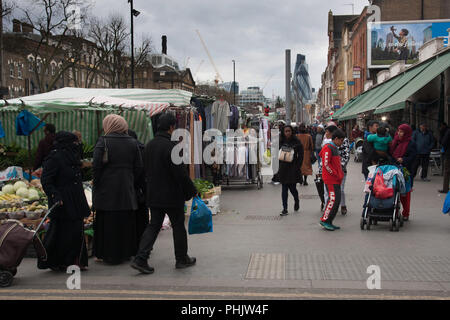 Anzeigen von Kunden- und Marktständen in der Whitechapel Road, Tower Hamlets, East London, in Richtung der Gurke (30 St Mary Axe) und der Stadt, 2016. Stockfoto