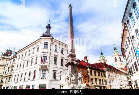 Histroic Gebäude und Brunnen in der Ljubljanica - Slowenien Stockfoto