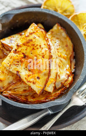 Traditionelle französische Crepes mit Orangensauce close-up. Stockfoto