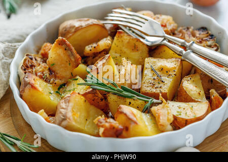 Gebackene Kartoffeln mit Speck, Rosmarin und Knoblauch. Stockfoto