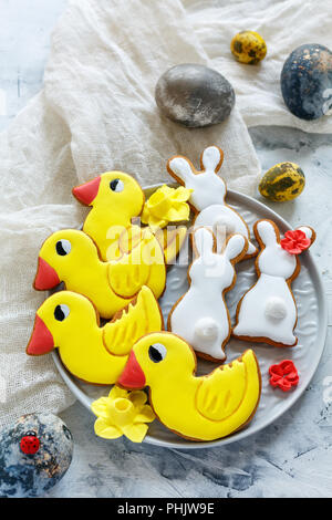 Ostern Cookies in Form von Hasen und Enten. Stockfoto