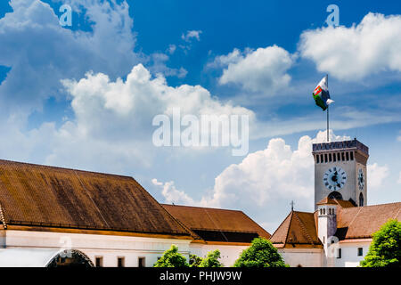 Die Burg von Ljubljana und Gebäude im Sommer - Slowenien Stockfoto