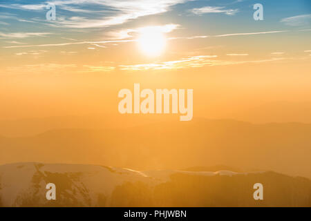 Sonnenuntergang über Hügel und Berge Stockfoto