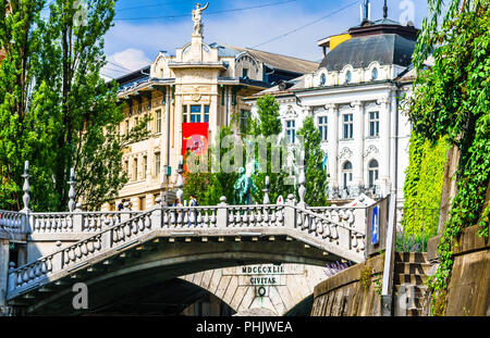 Drei Brücken und alte Gebäude in Ljubljana - Slowenien Stockfoto