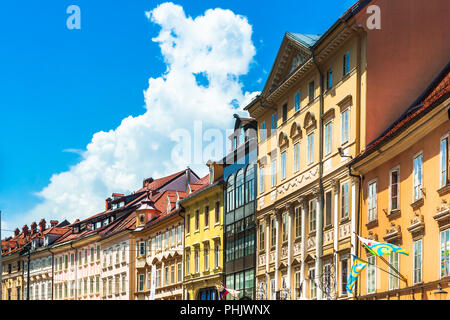Farbenfrohe historische Gebäude in der Altstadt von Ljubljana - Slowenien Stockfoto