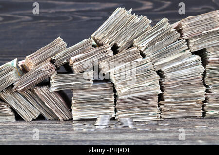 Stapel gefaltete Papier Geld abgenutzt und verschlissen, bereit für die Beseitigung und Zerstörung Stockfoto