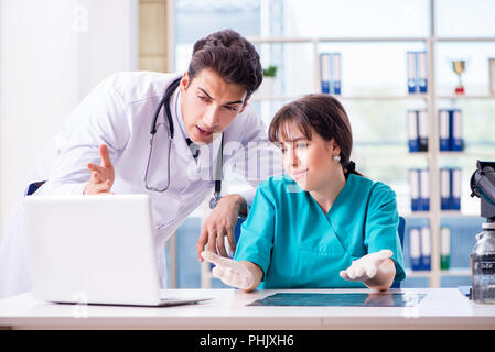 Zwei Ärzte im Krankenhaus Stockfoto