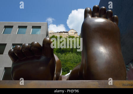 Eine Botero Skulptur neben dem Liechtenstein Kunstmuseum direkt unter Schloss Vaduz, Vaduz LI Stockfoto