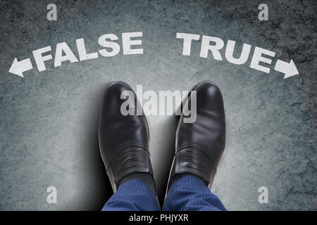 Geschäftsmann Füße nach schwierigen Wahl Dilemma Stockfoto