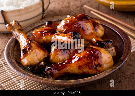 Eine Schüssel mit köstlichen Honig Knoblauch Chicken Drumsticks mit Reis. Stockfoto