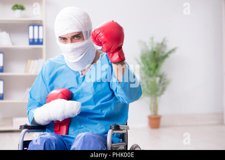 Verletzte boxer Wiederherstellung im Krankenhaus Stockfoto