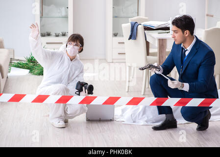 Forensik Ermittler am Tatort Büro Kriminalität Stockfoto