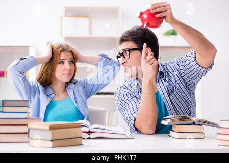 Zwei Studenten prüfen Einsparungen für die Bildung zu zahlen Stockfoto