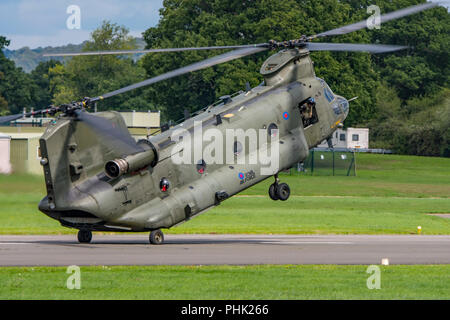 Die Royal Air Force Bücker Bü 133 Chinook HC6/HC6 einen Hubschrauber demonstriert die Funktionen an der Dunsfold Wings & Wheels Airshow, UK auf 25/8/18. Stockfoto