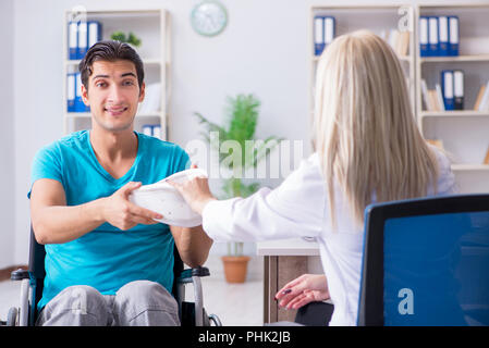 Behinderte Menschen im Rollstuhl besuchen Frau Doktor Stockfoto