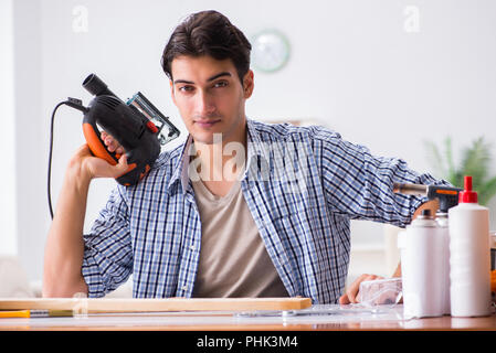 Junge Mann in der Holzbearbeitung hobby Konzept Stockfoto