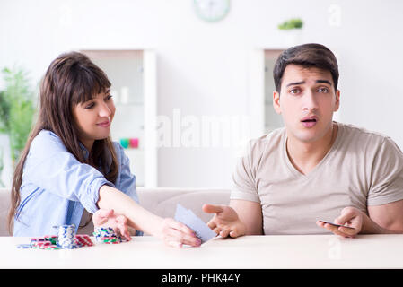 Junge Familie die Karten zu Hause Stockfoto