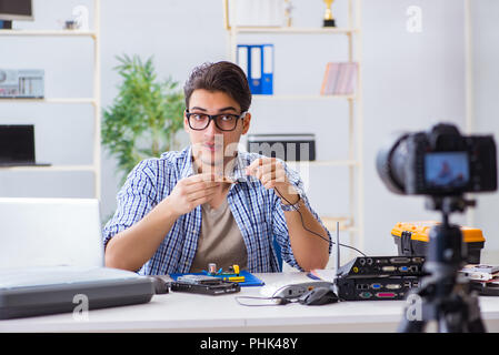 Vlogger Recording Computer Reparatur auf Kamera für Vlog Blog Stockfoto