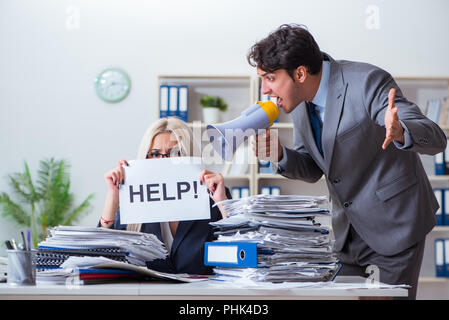 Angry Chef kreischend an seine Assistentin Sekretärin Stockfoto