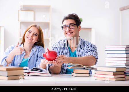 Zwei Studenten prüfen Einsparungen für die Bildung zu zahlen Stockfoto